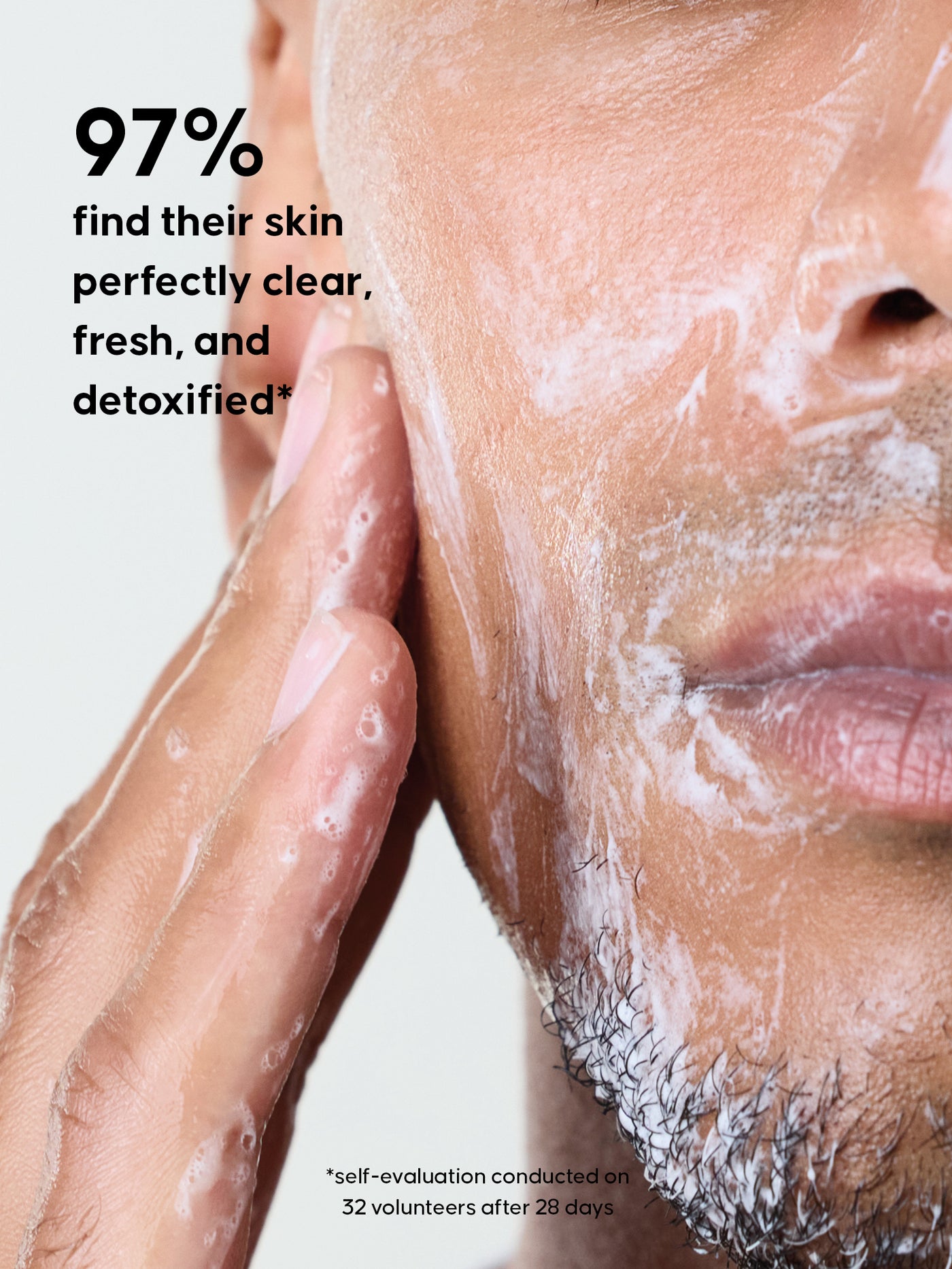 Primo piano di una persona che applica un prodotto Skincare sul viso con testo sulla luminosità e la detossificazione della pelle. Il 97% trova la propria pelle perfettamente chiara, fresca e detossificata.
